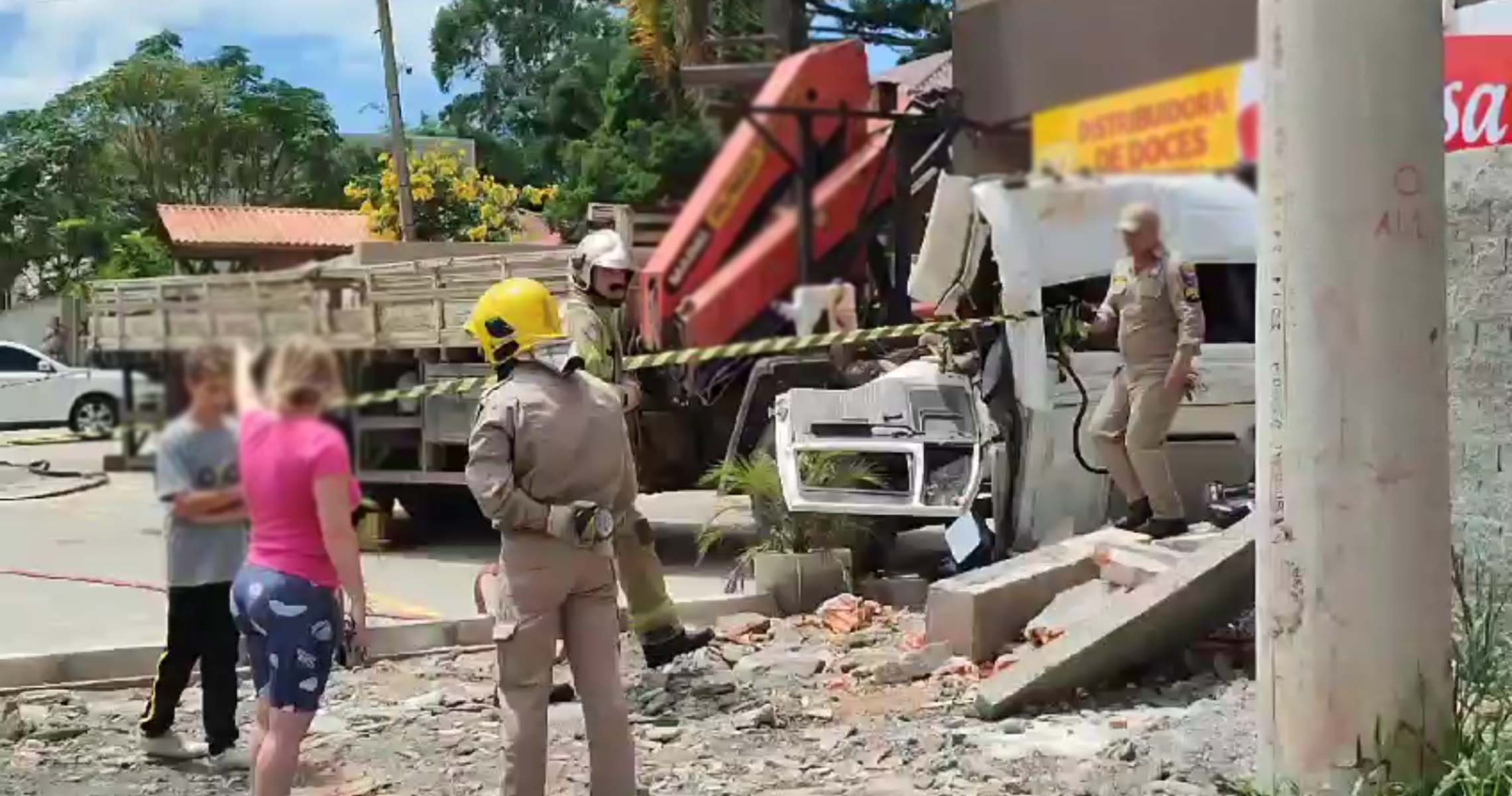 Tragédia! Cabine se solta de caminhão, bate forte contra muro e mata motorista em avenida na RMC