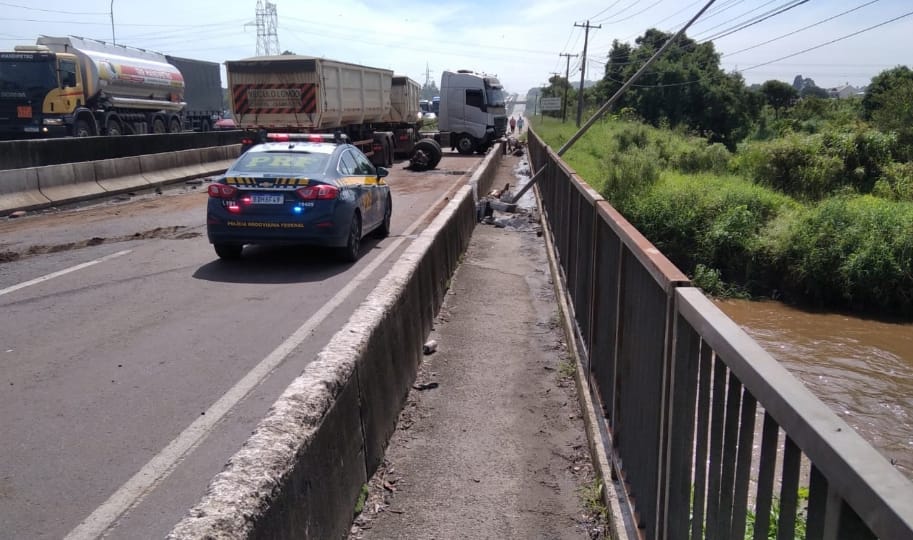 Ciclista fica ferido ao se jogar de ponte para não ser atropelado por carreta na Rodovia do Xisto