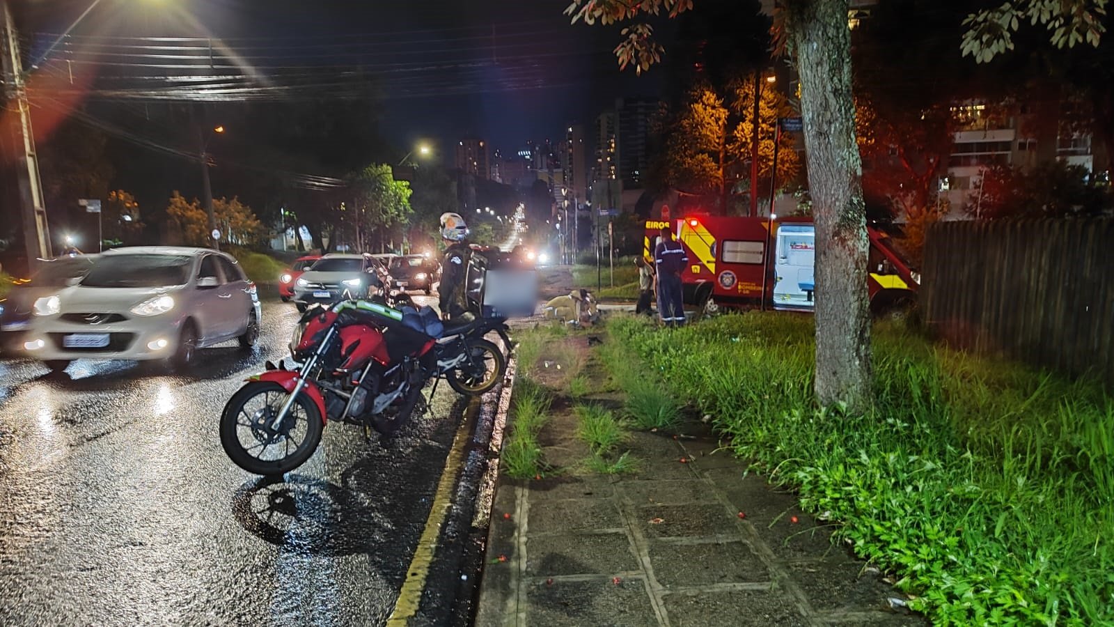 Homem é atropelado por motoboy enquanto corria e tem perna quebrada em Curitiba