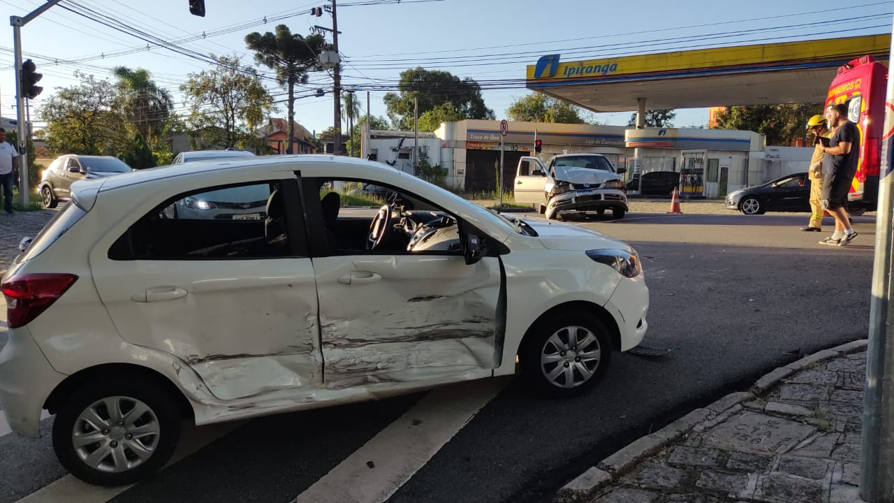 Mãe e filho ficam feridos após acidente com capotamento em cruzamento de Curitiba