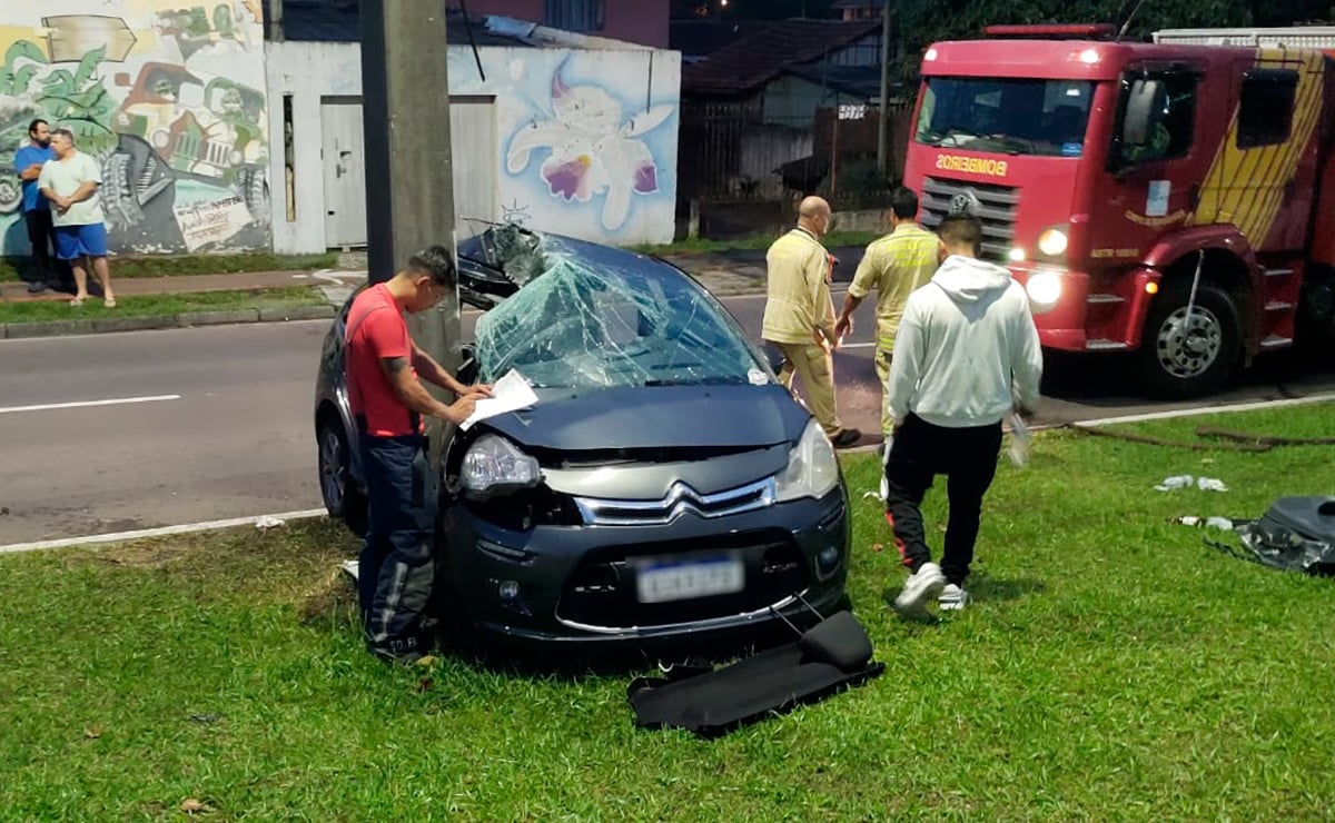 Rapaz tem ferimentos graves após motorista ser fechado e bater contra poste no Pinheirinho: ‘Acabei me perdendo’