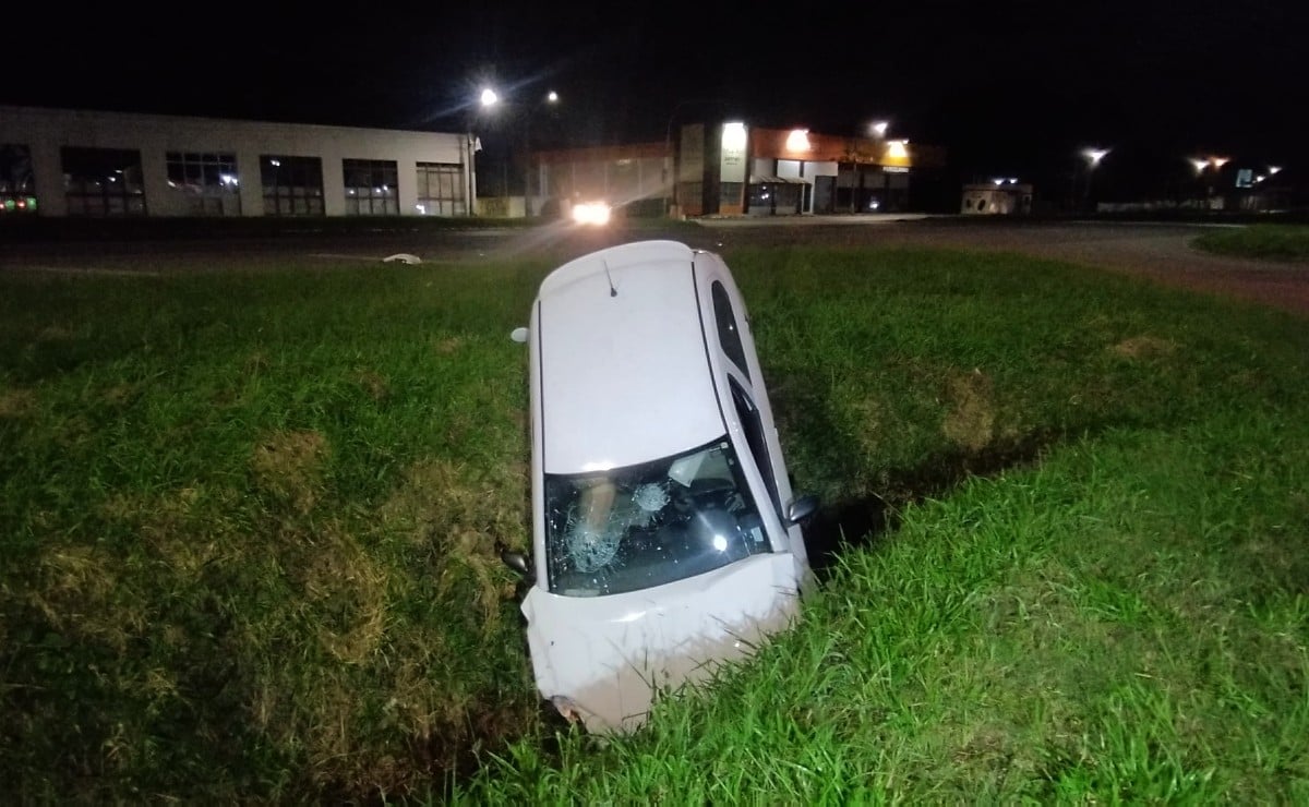 acidente-gol-corsa-campo-largo-casal-ferido-1