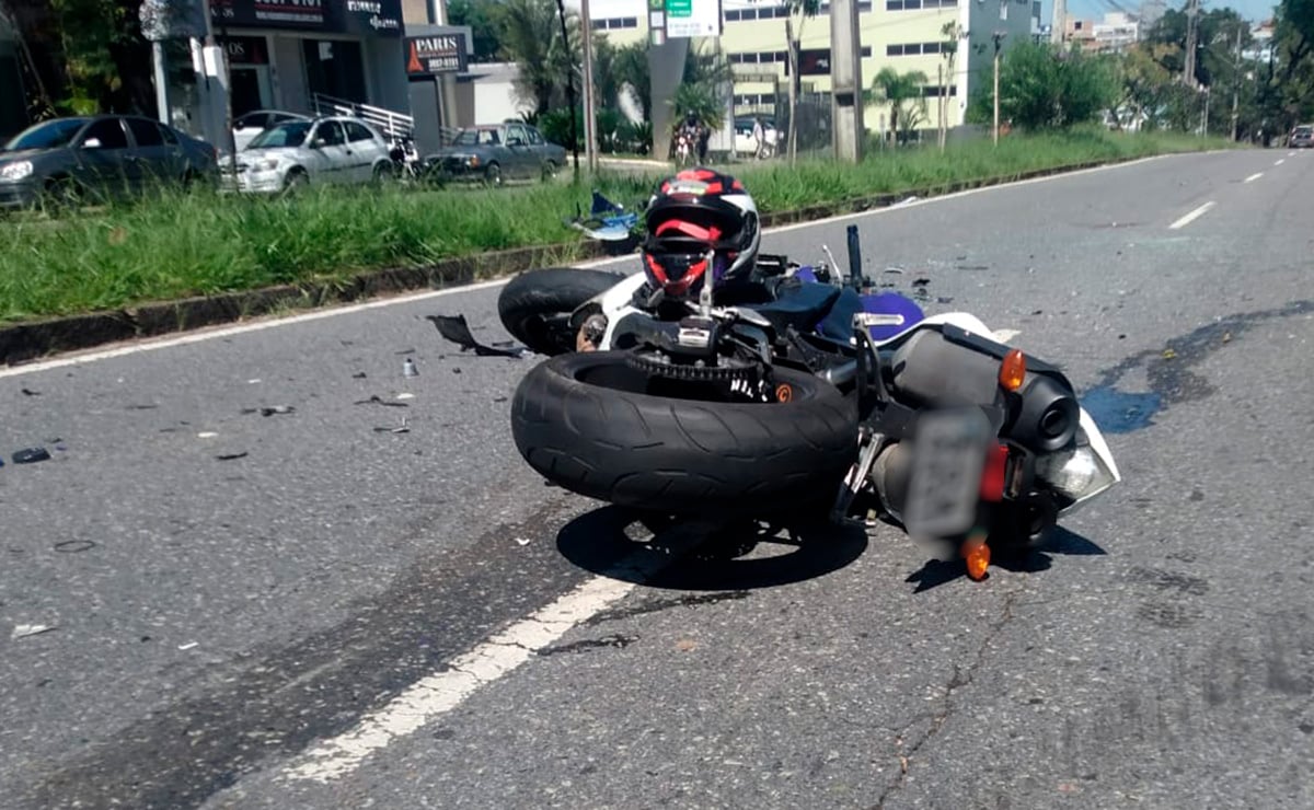 Com moto de alta cilindrada, rapaz tem ferimento grave na cabeça após bater contra traseira de carro no Água Verde