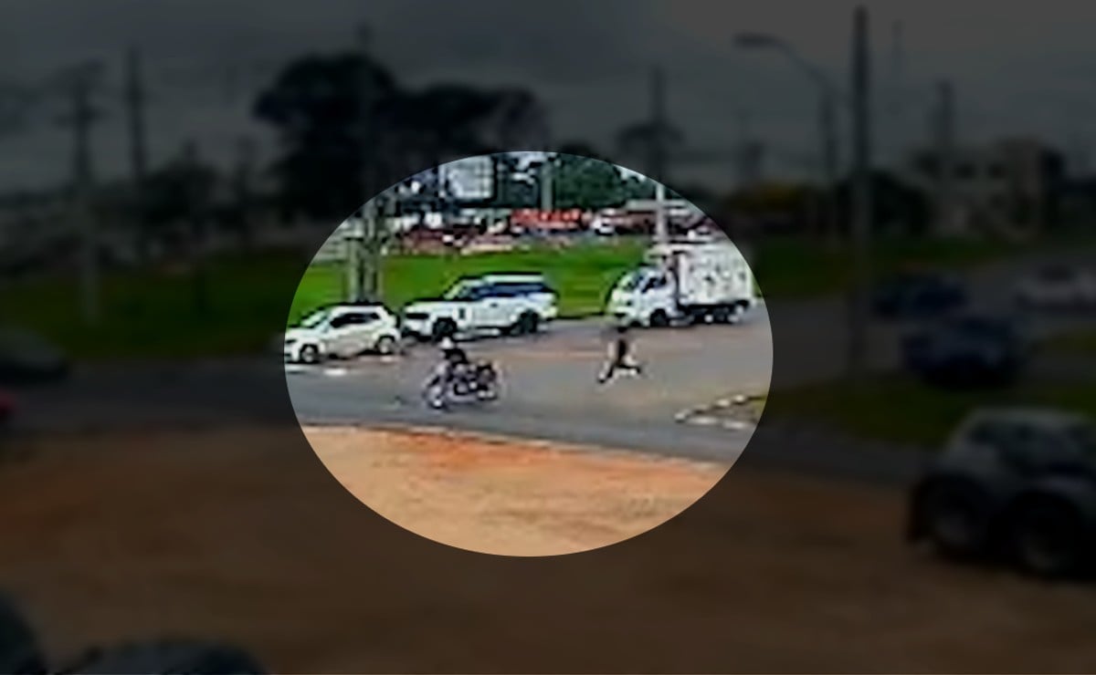Câmera flagra rapaz sendo preso após empinar moto na frente de viatura, provocar acidente e derrubar guarda
