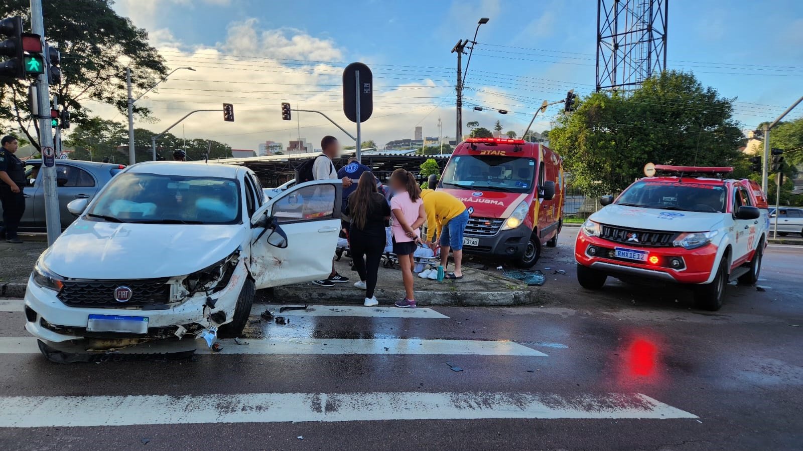 Motorista com sinais de embriaguez provoca acidente e abandona esposa ferida em Curitiba