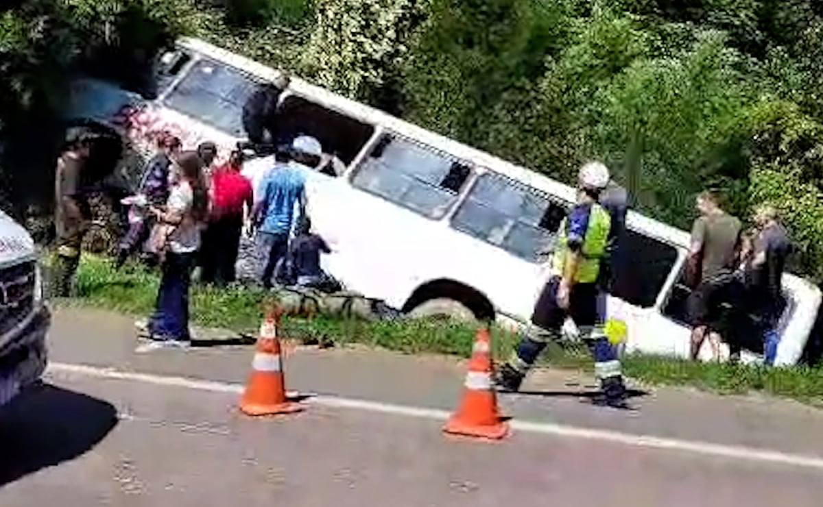 Ônibus da Prefeitura de Mandirituba tomba e deixa 15 feridos na BR-116; vídeo