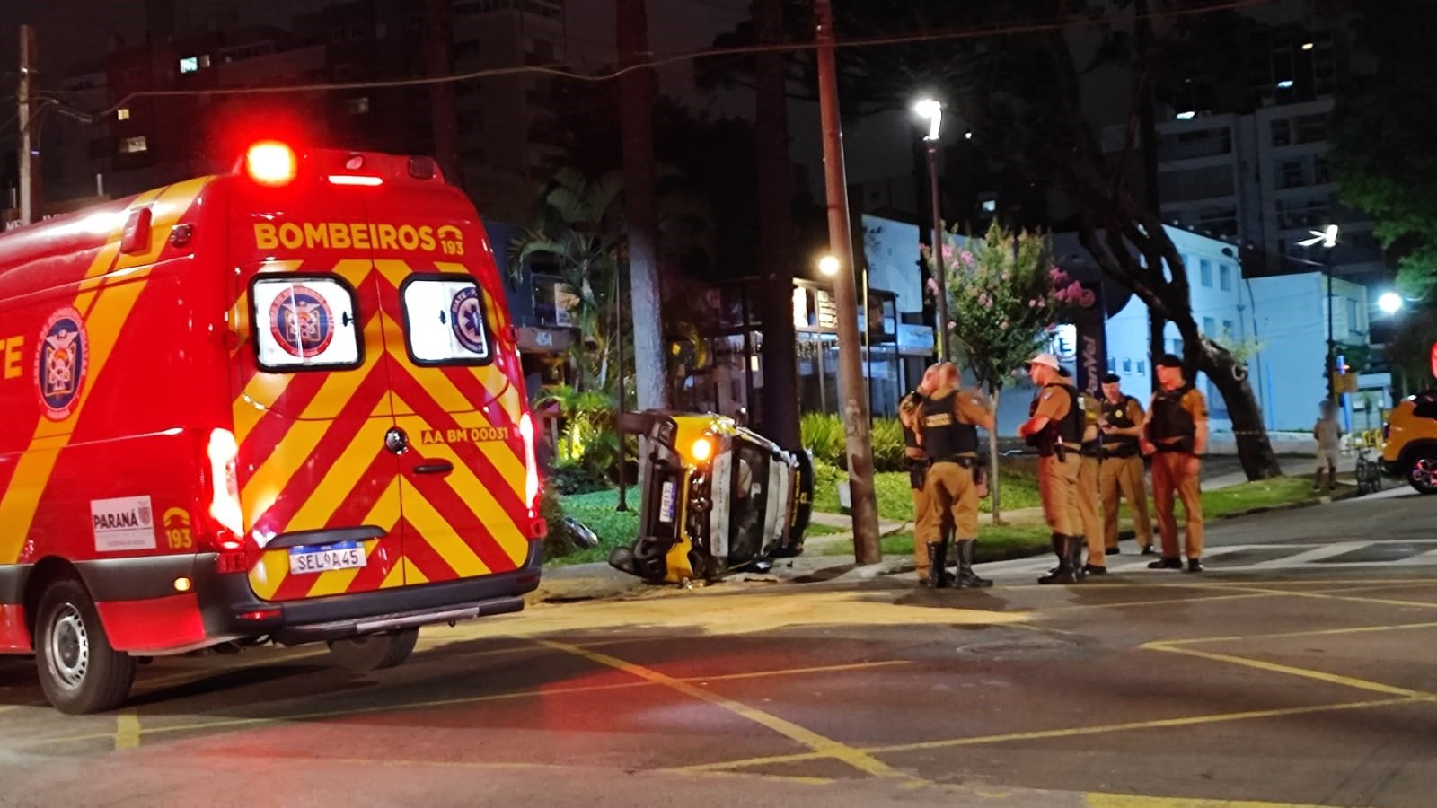 Três PMs e casal ficam feridos após batida entre viatura e carro em Curitiba; veículos tombaram