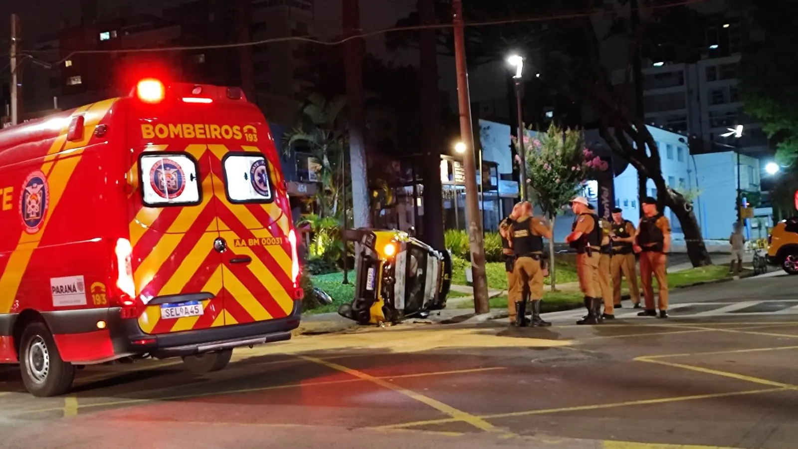 Três PMs e casal ficam feridos após batida entre carro e viatura