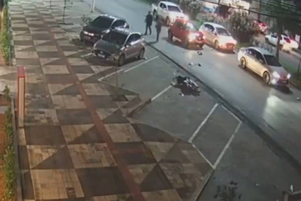 Motorista de Curitiba é solto após atropelar motociclista e fugir de abordagem policial em Cuiabá (MT); veja vídeo
