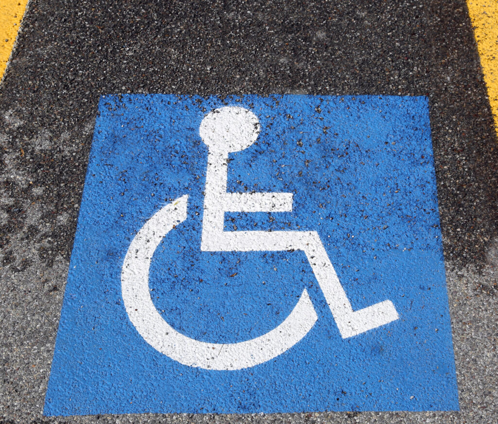 Dia Mundial de Conscientização do Autismo: veja como funciona o uso de vagas reservadas de estacionamento