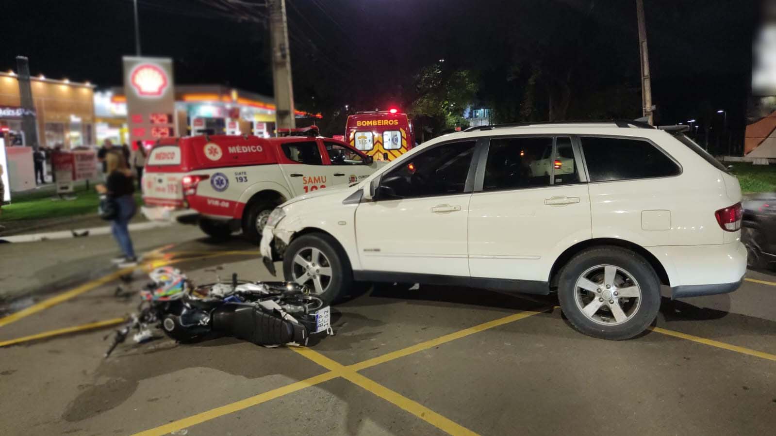 Motociclista fica gravemente ferido após ser atingido por carro perto de shopping em Curitiba