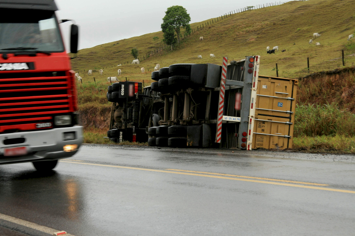 Acidentes envolvendo caminhões em rodovias federais são duas vezes mais letais