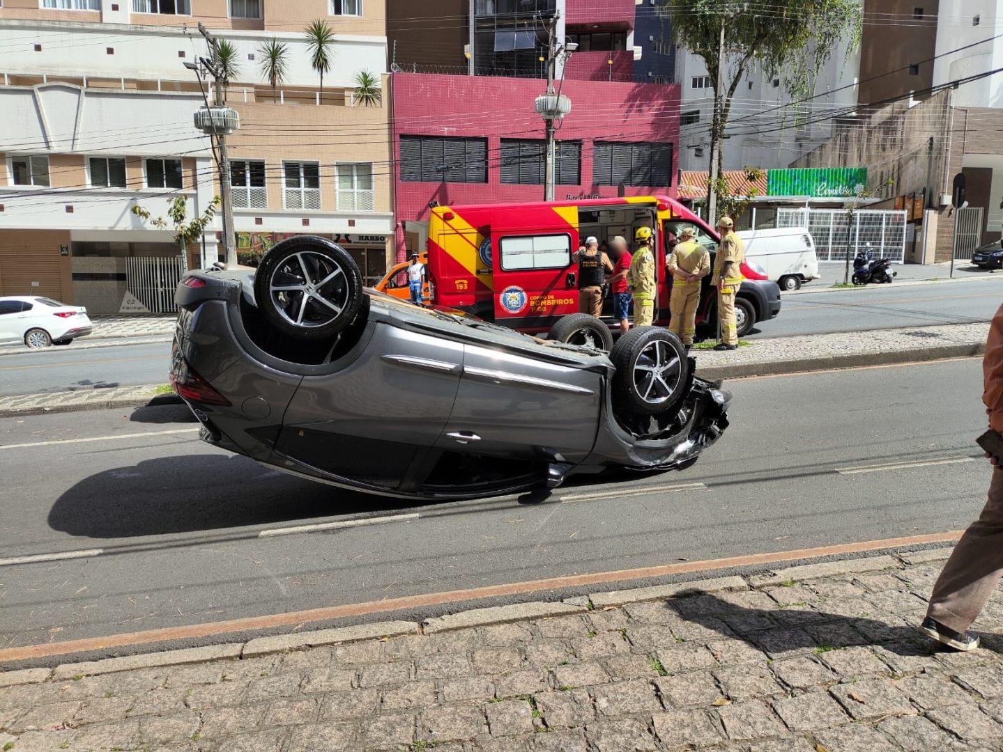 Idosa sofre ‘apagão’ ao volante e capota carro após bater contra veículo estacionado em Curitiba; veja vídeo