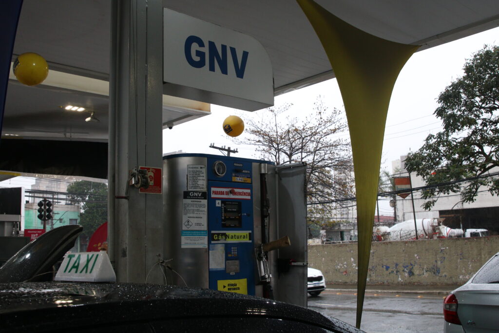Abastecimento do cilindro de gás natural veicular – GNV em posto de combustíveis.