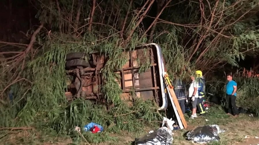 Três morrem e 19 ficam feridos após ônibus tombar no Paraná; grupo voltava de evento religioso