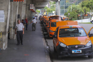 Taxistas parados em uma todoviária