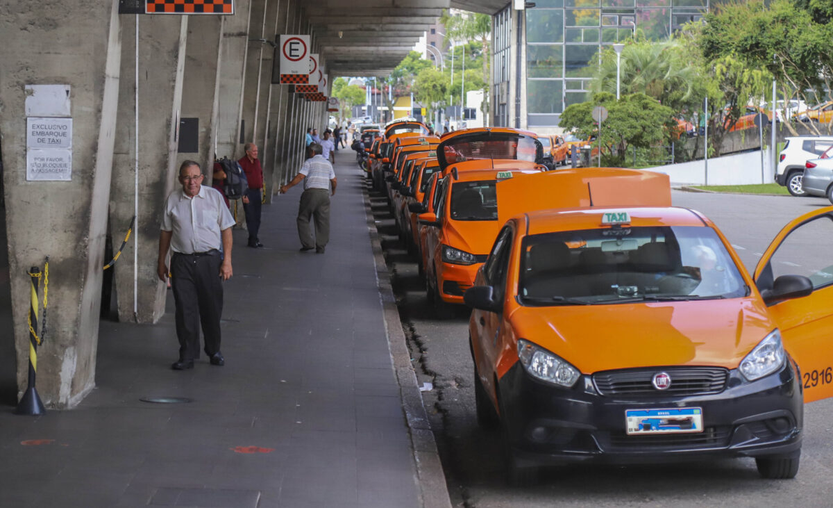 PL pretende reduzir IR para taxistas e motoristas de aplicativos 