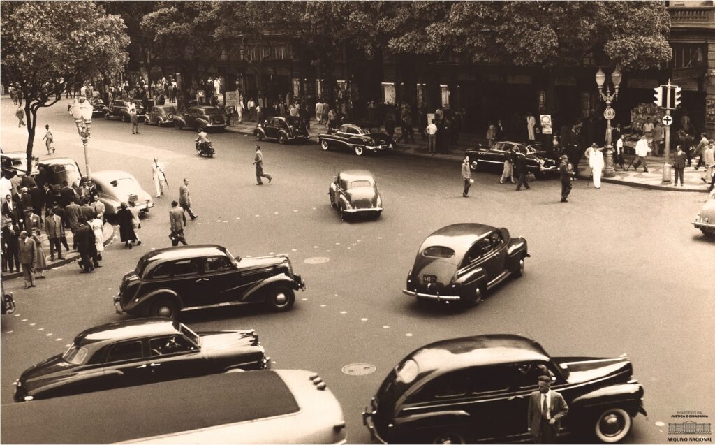 Carros transitando na Avenida Rio Branco, esquina com Rua São José, Centro do Rio de Janeiro, dezembro de 1950