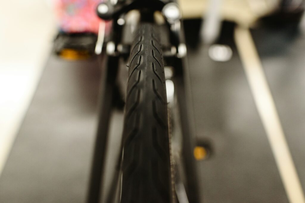 Detalhe de pneu para desempenho em ciclismo profissional.