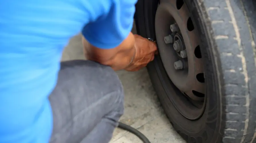 Calibrar os pneus