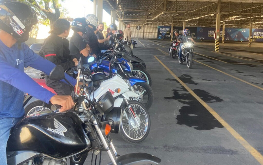 Curso do Detran/ES ensina técnicas para motociclistas com foco na segurança no trânsito