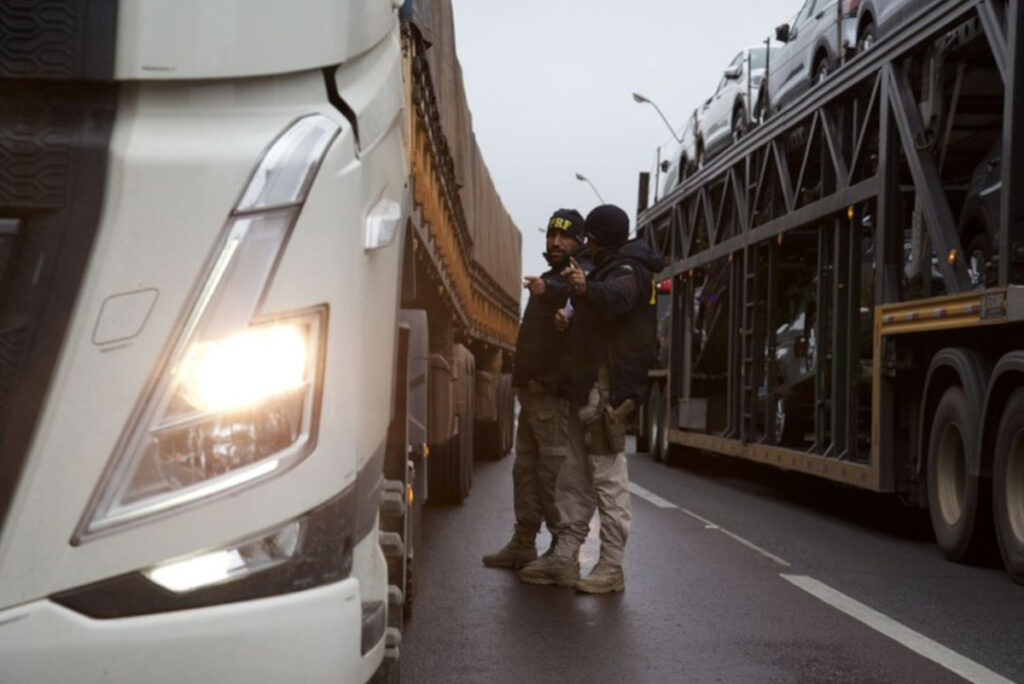 Mortes nas rodovias federais envolvendo veículos pesados aumentaram 9% no primeiro semestre de 2024