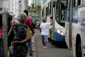 Vagas pessoas idosas no transporte