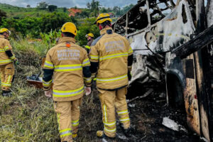 acidente com caminhões Teófilo otoni02