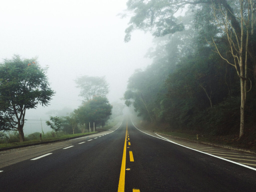 Dirigir com neblina exige prudência ao volante